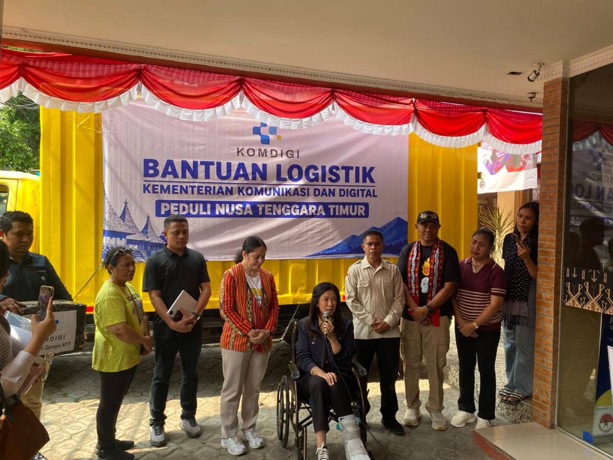 Komdigi Serahkan Bantuan Logistik dan Starlink untuk Korban Gempa NTT