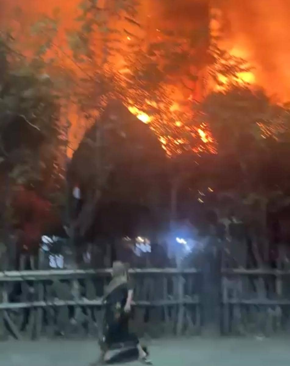 [BREAKING] Desa Wisata Adat Sade di Lombok Tengah Hangus Terbakar
