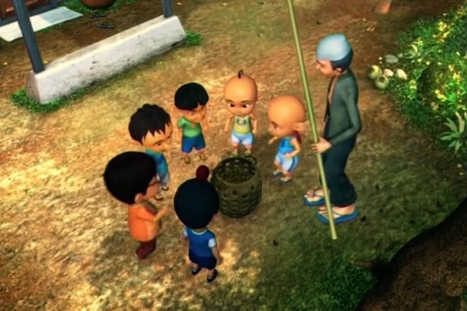 Tok Dalang dan para bocah bekerja sama mengumpulkan buah rambutan untuk dijual