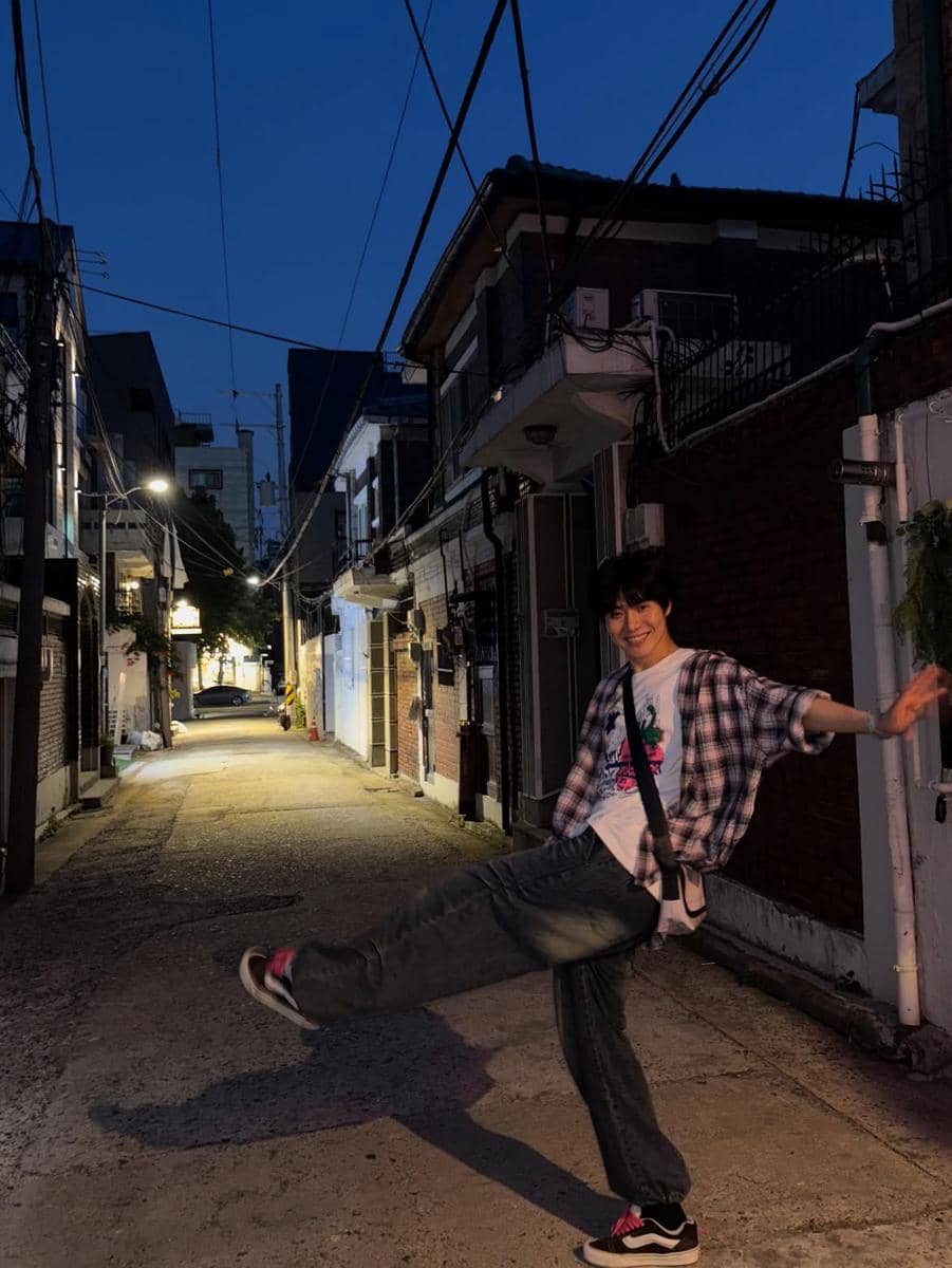 referensi padanan kemeja flanel ala Yonghoon ONEWE