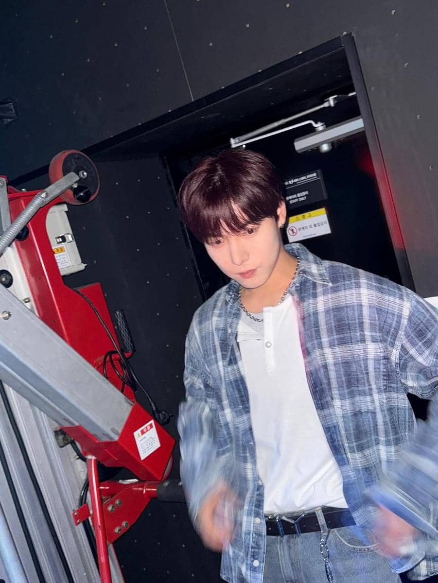referensi padanan kemeja flanel ala Yonghoon ONEWE