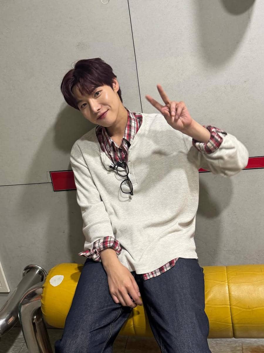 referensi padanan kemeja flanel ala Yonghoon ONEWE