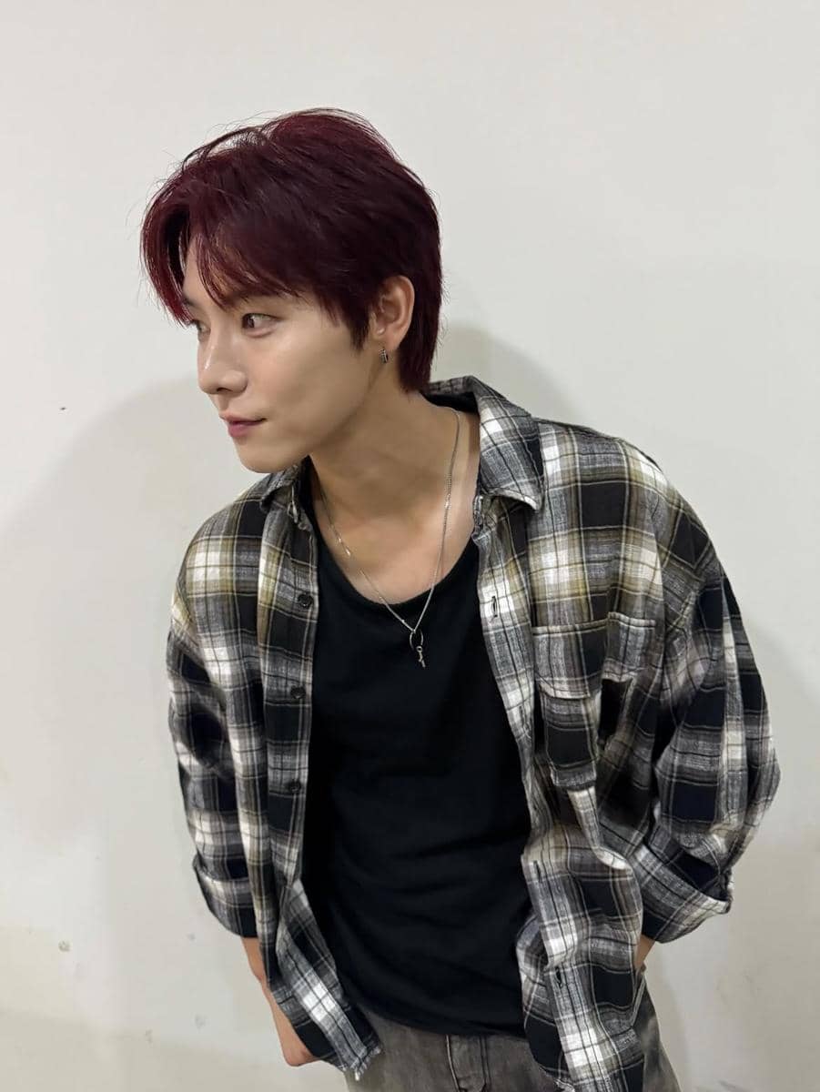 referensi padanan kemeja flanel ala Yonghoon ONEWE
