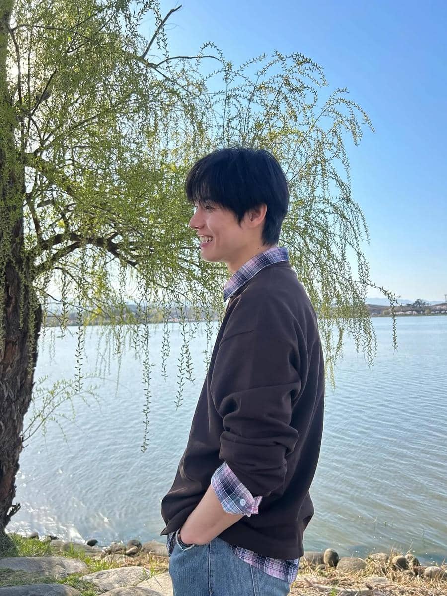 referensi padanan kemeja flanel ala Yonghoon ONEWE