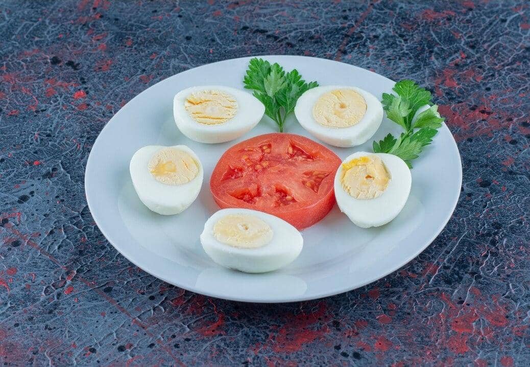 Ilustrasi telur rebus sebagai sajian sederhana, dengan sumber gambar magnific.com/para_pemegang_saham_zerbaijan.