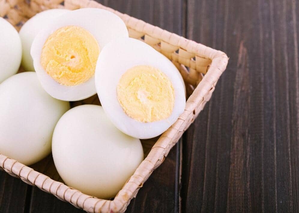 Ilustrasi telur rebus yang telah dikupas, disajikan sebagai gambaran bahan makanan sederhana dan bergizi.
