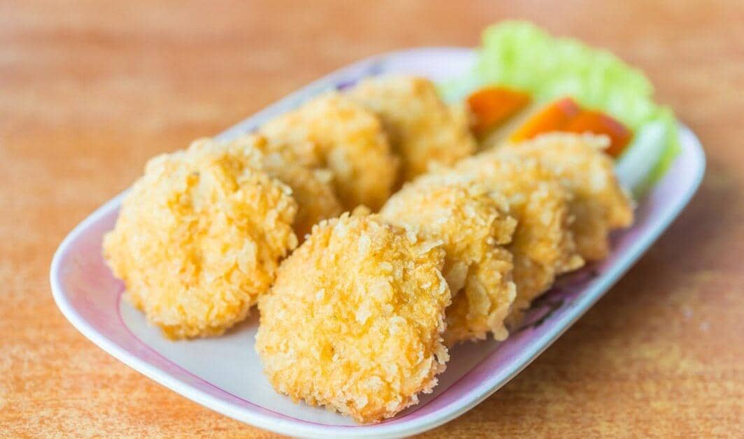 Ilustrasi tahu katsu krispi dengan lapisan tepung roti keemasan dan tekstur renyah sebagai sajian makanan.
