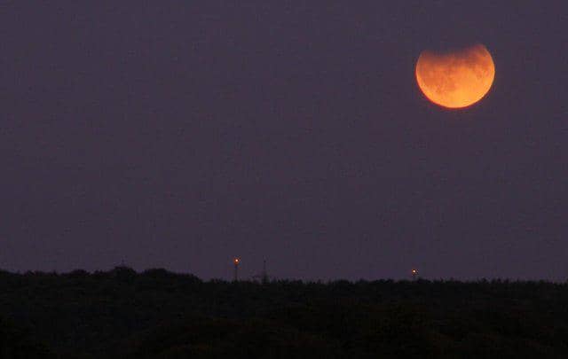 ilustrasi gerhana bulan parsial saat purnama