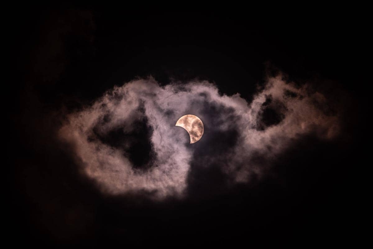 ilustrasi gerhana bulan parsial yang ditutupi awan