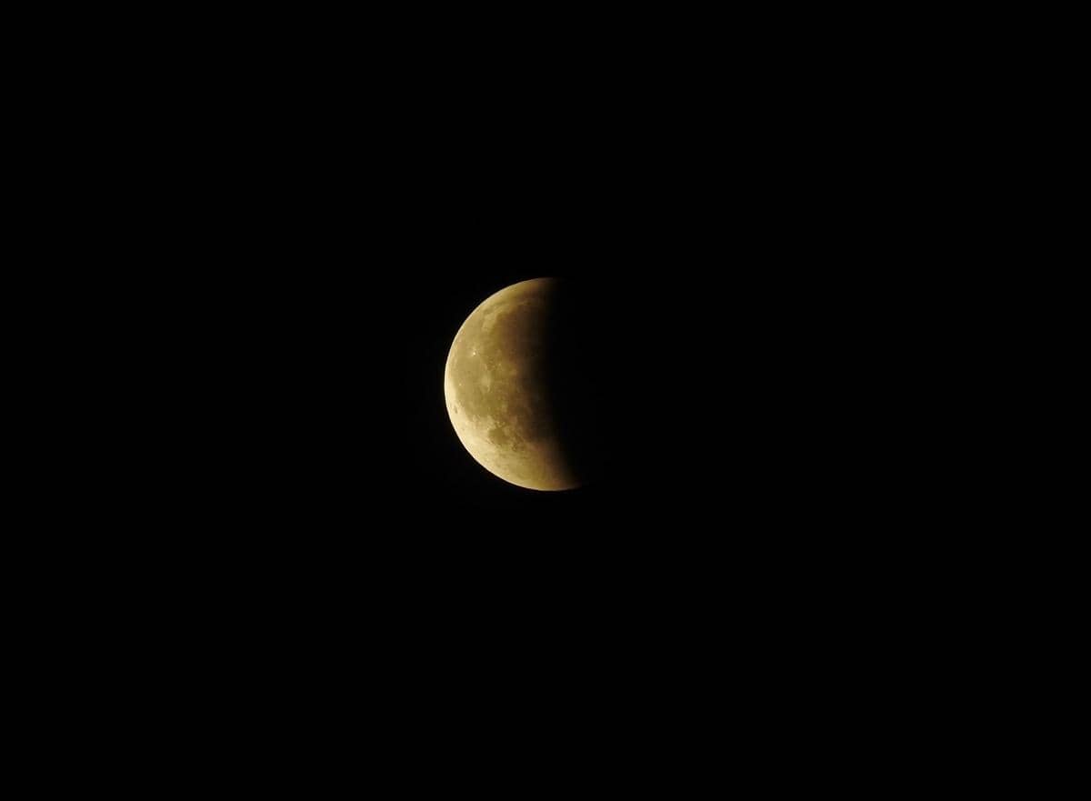 ilustrasi gerhana bulan parsial yang lebih aman diamati