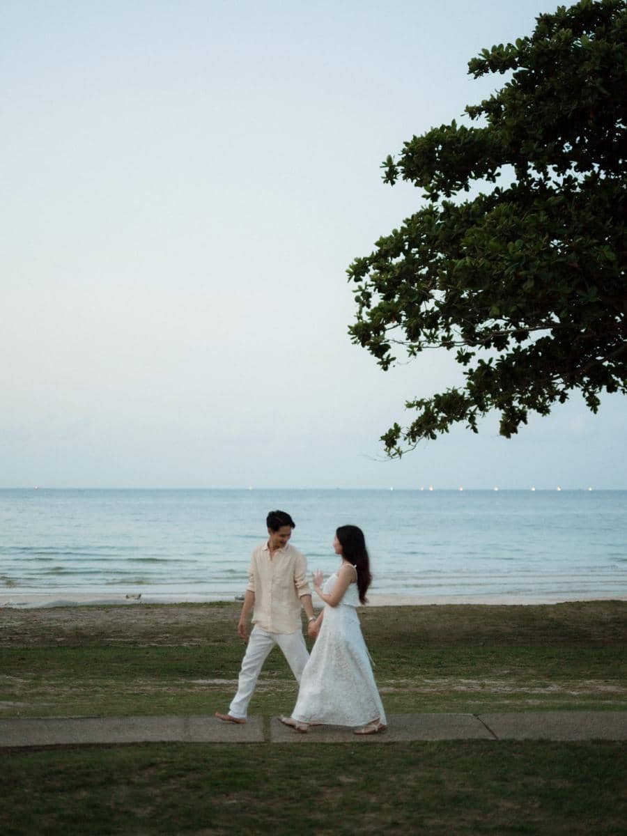 Leonardo Edwin berlutut melamar kekasihnya dalam momen romantis yang dibagikan melalui akun Instagram @leo_edw.