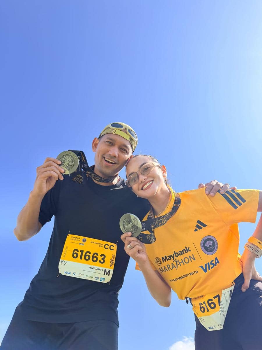 Seorang artis mengikuti Bali Marathon 2026 dengan mengenakan perlengkapan lari dan nomor peserta di area lomba.
