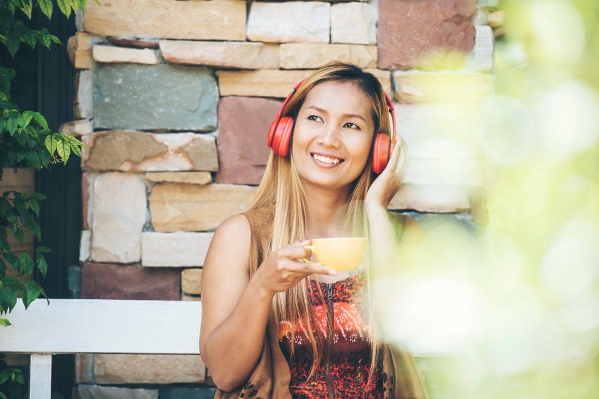 ilustrasi menggunakan earphone saat solo date bisa membuatmu fokus pada hal positif