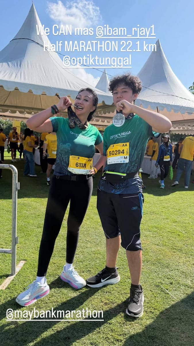 Seorang artis berpartisipasi dalam ajang Bali Marathon 2026, berdasarkan unggahan Instagram @asri_welas.