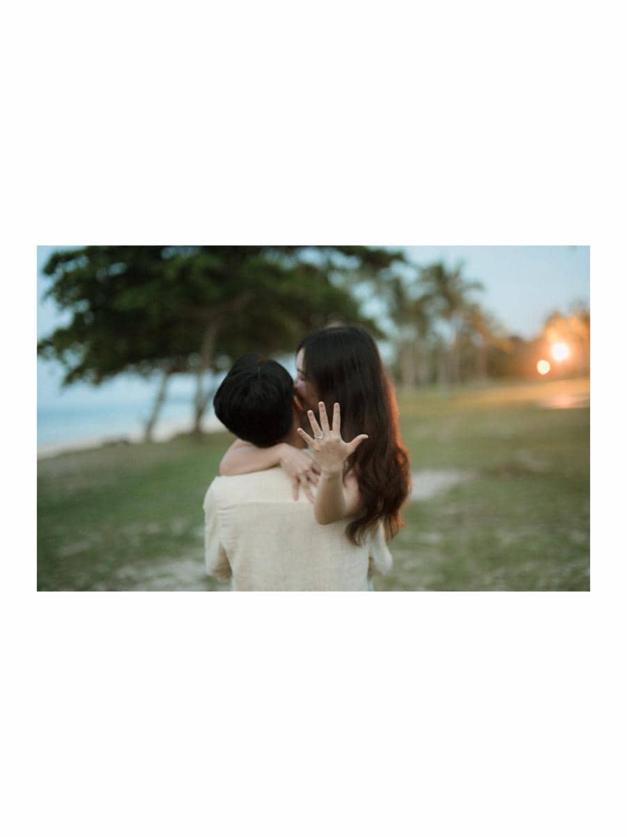 YouTuber Leonardo Edwin melamar kekasihnya di tepi pantai dalam momen pertunangan bernuansa romantis.