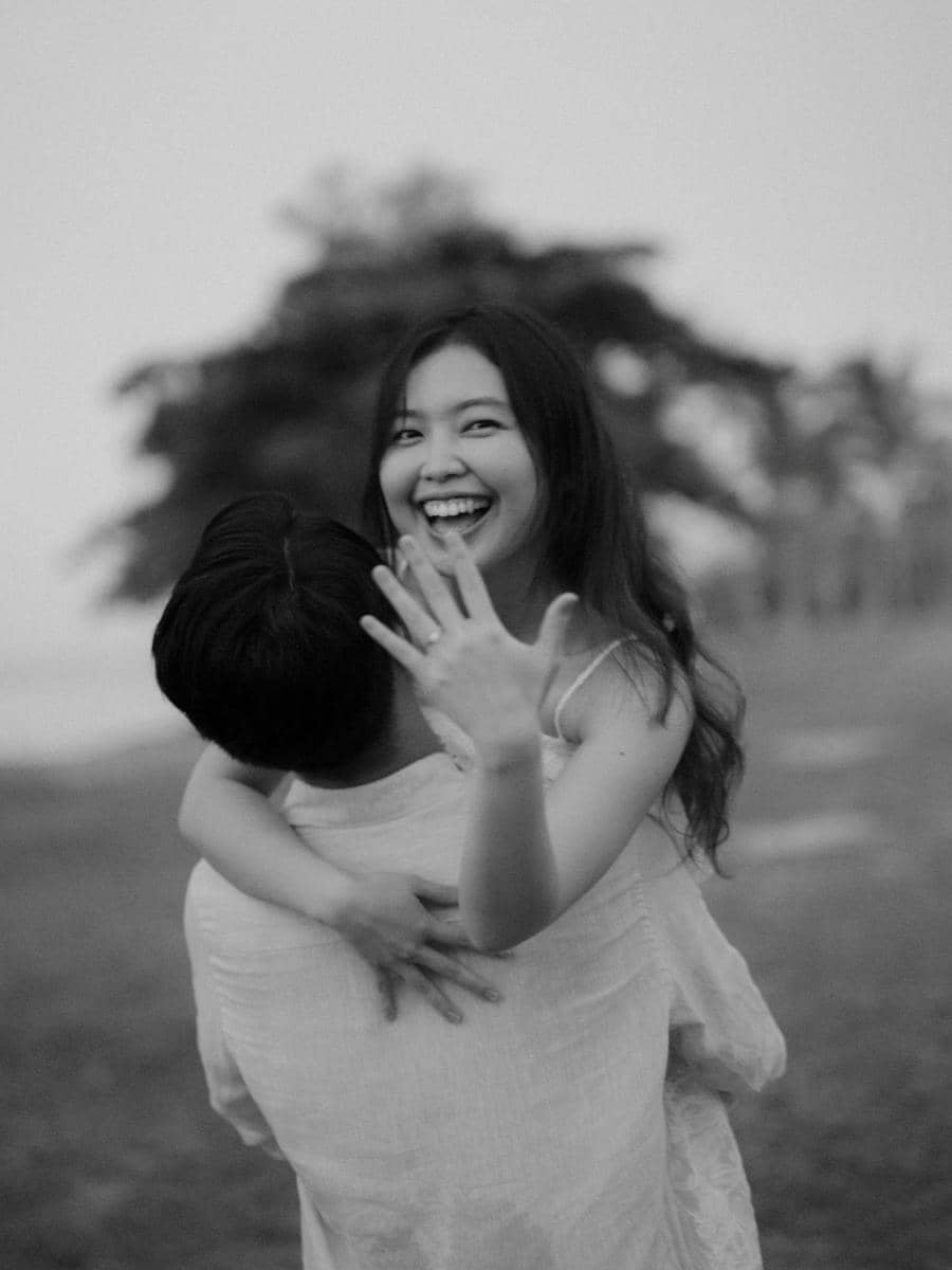 Leonardo Edwin melamar kekasihnya di tepi pantai dalam suasana romantis pada momen lamaran yang berkesan.