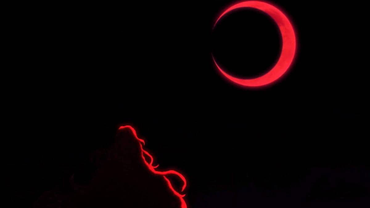 Bulan sabit merah bersinar di langit malam sebagai visual Bleach TYBW Part 4 dari Studio Pierrot.