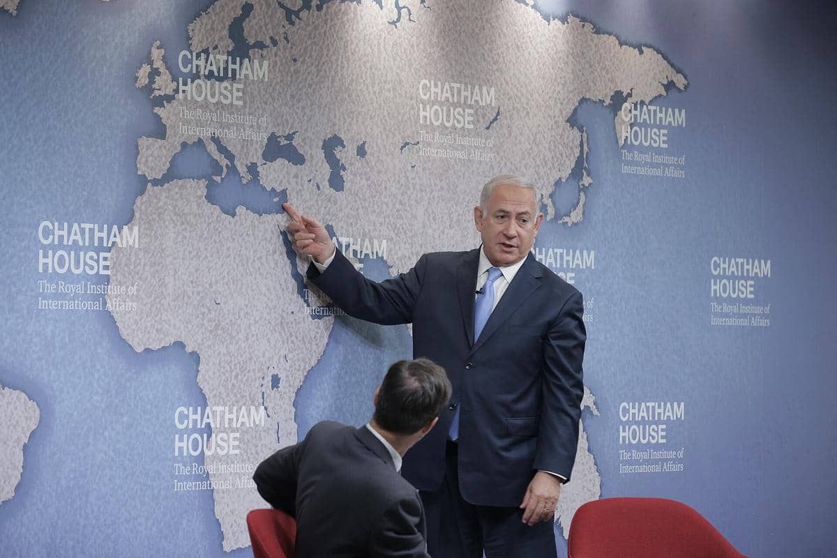 Benjamin Netanyahu sedang berbicara kepada orang banyak.