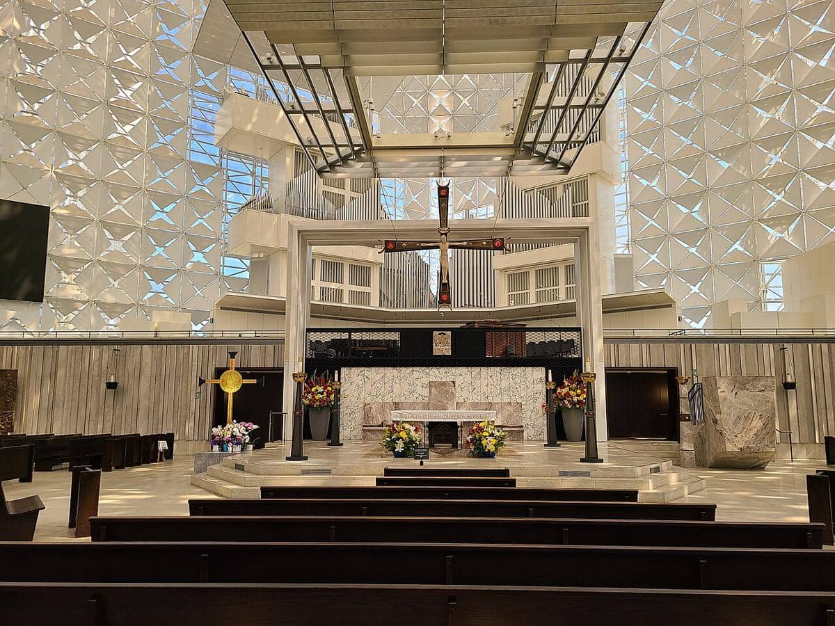 potret altar utama Christ Cathedral dengan salib (crucifix) seberat 450-an kg tergantung di atas altar utamanya