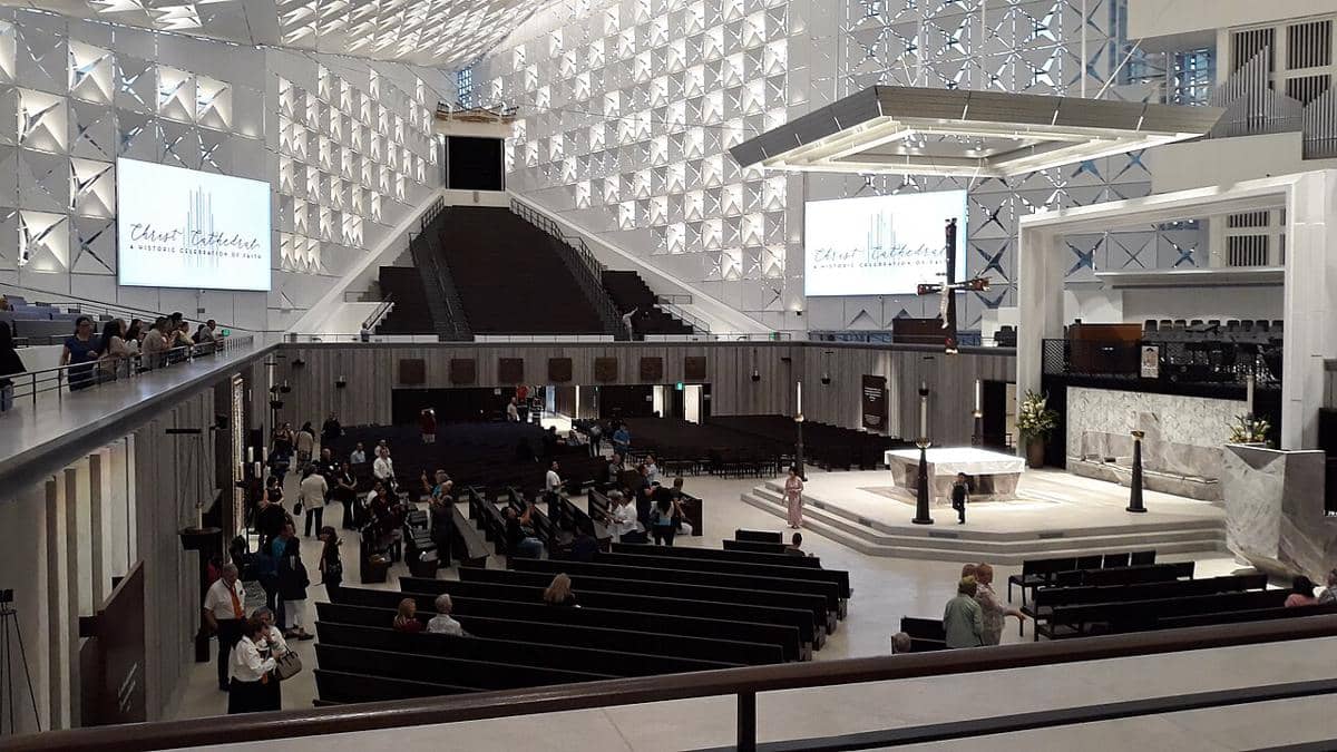 potret interior Christ Cathedral setelah direnovasi, terlihat bagian interior glass walls telah dilapisi elemen quatrefoils berbentuk bintang untuk membelokkan panas