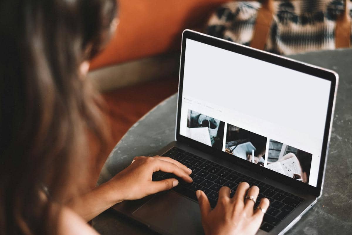 ilustrasi laptop dengan layar TN