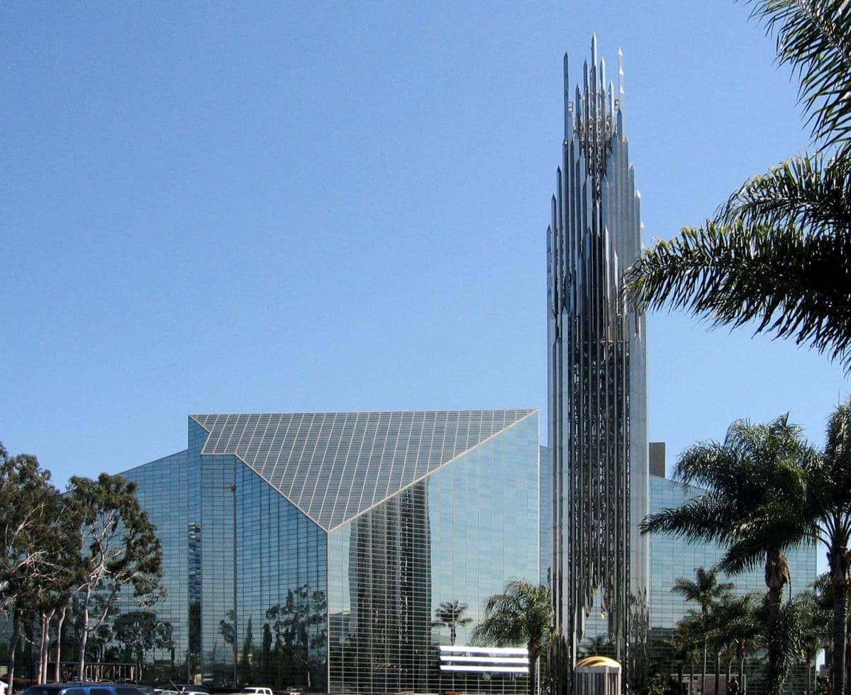 awalnya Christ Cathedral adalah gereja Protestan bernama Crystal Cathedral (1980-2013), sebelum bangunannya dijual ke Keuskupan Orange