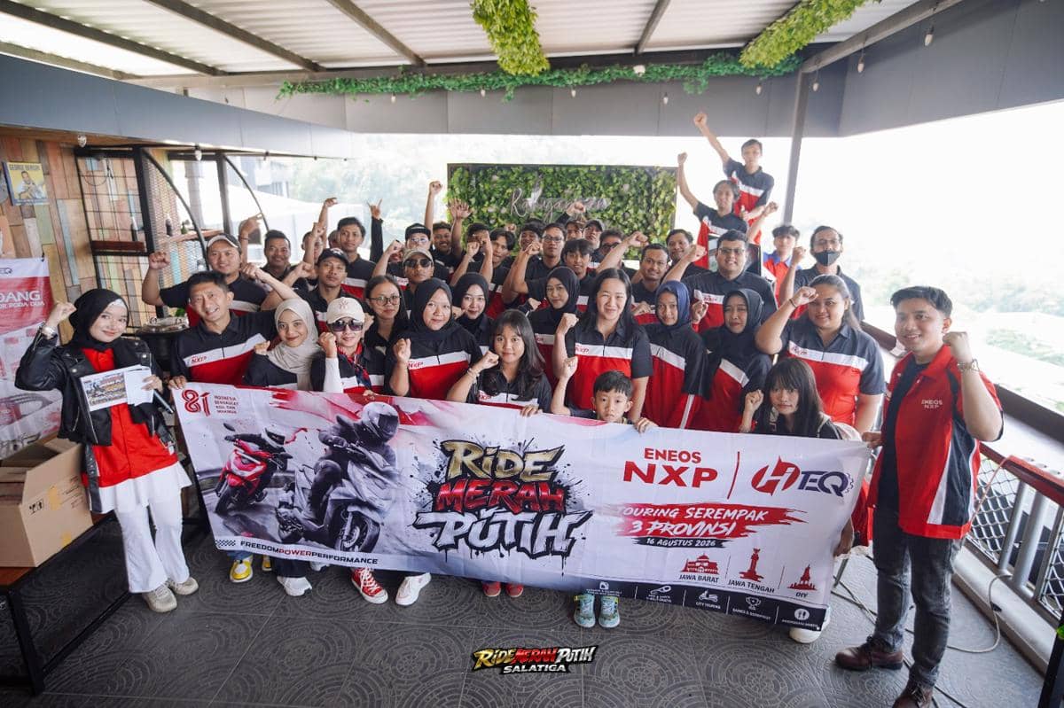 Sejumlah pengguna motor matic berpose bersama motor mereka dalam kegiatan touring serentak di Bandung, Salatiga, dan Yogyakarta.