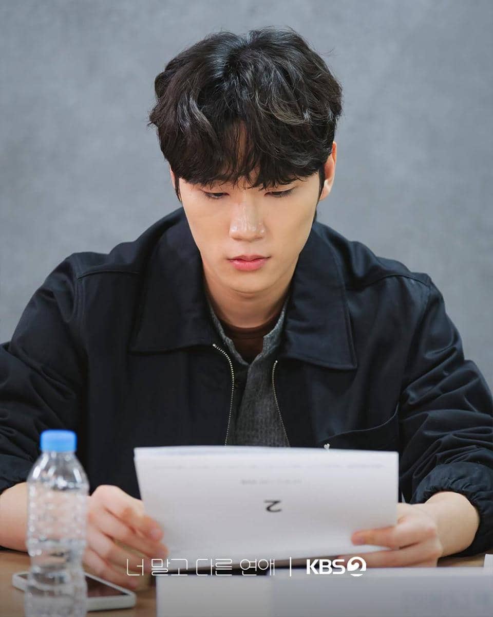 Lee Min Jae duduk membaca naskah dalam sesi pembacaan drama A Love Other Than Yours produksi KBS2.