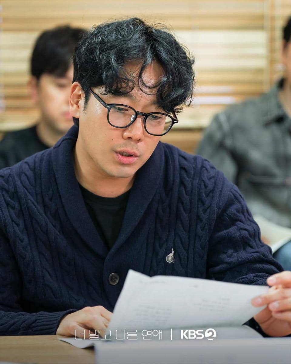 Kim Nam Hee berada di lokasi pembacaan naskah drama A Love Other Than Yours produksi KBS2 bersama peserta lain.