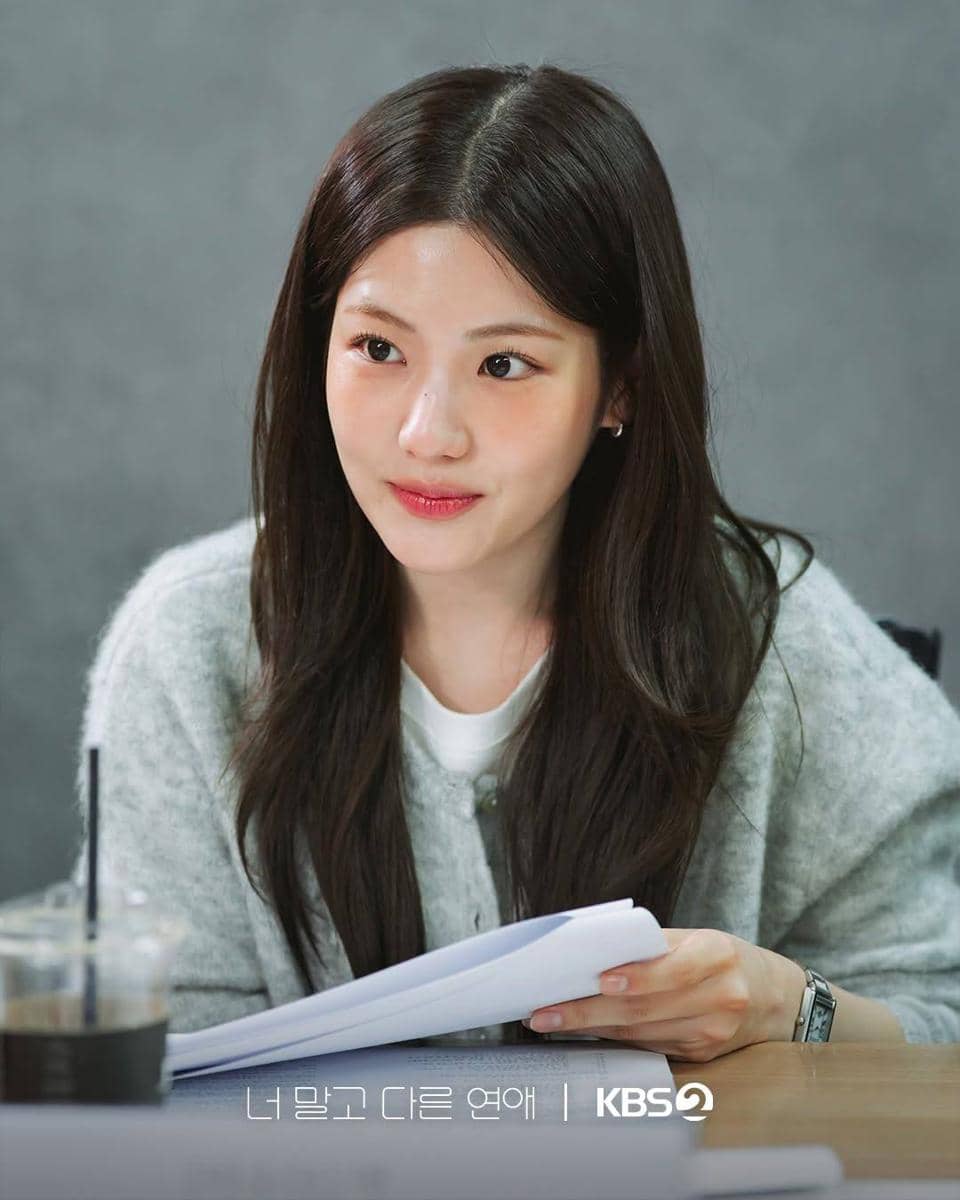 Jo Aram duduk membaca naskah drama A Love Other Than Yours dalam acara pembacaan naskah produksi KBS2.