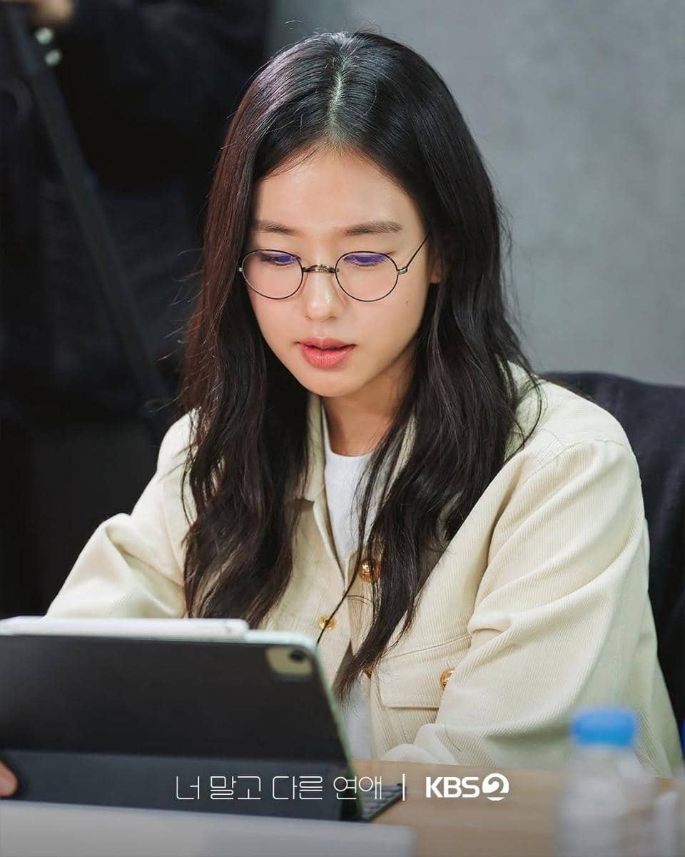 Ahn Eun Jin menghadiri pembacaan naskah drama A Love Other Than Yours dalam potret yang dirilis KBS2.