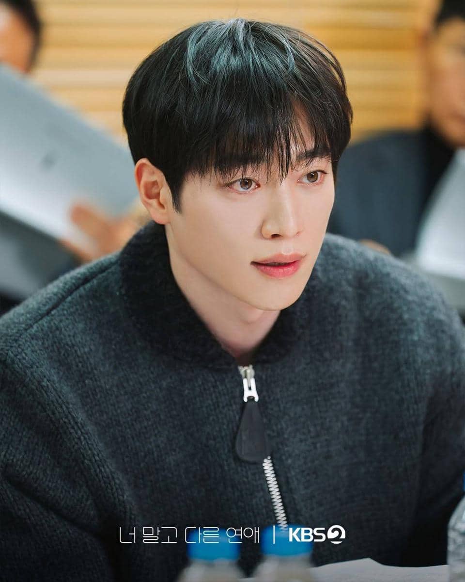 Seo Kang Joon menghadiri sesi pembacaan naskah drama A Love Other Than Yours produksi KBS2 di sebuah ruangan.