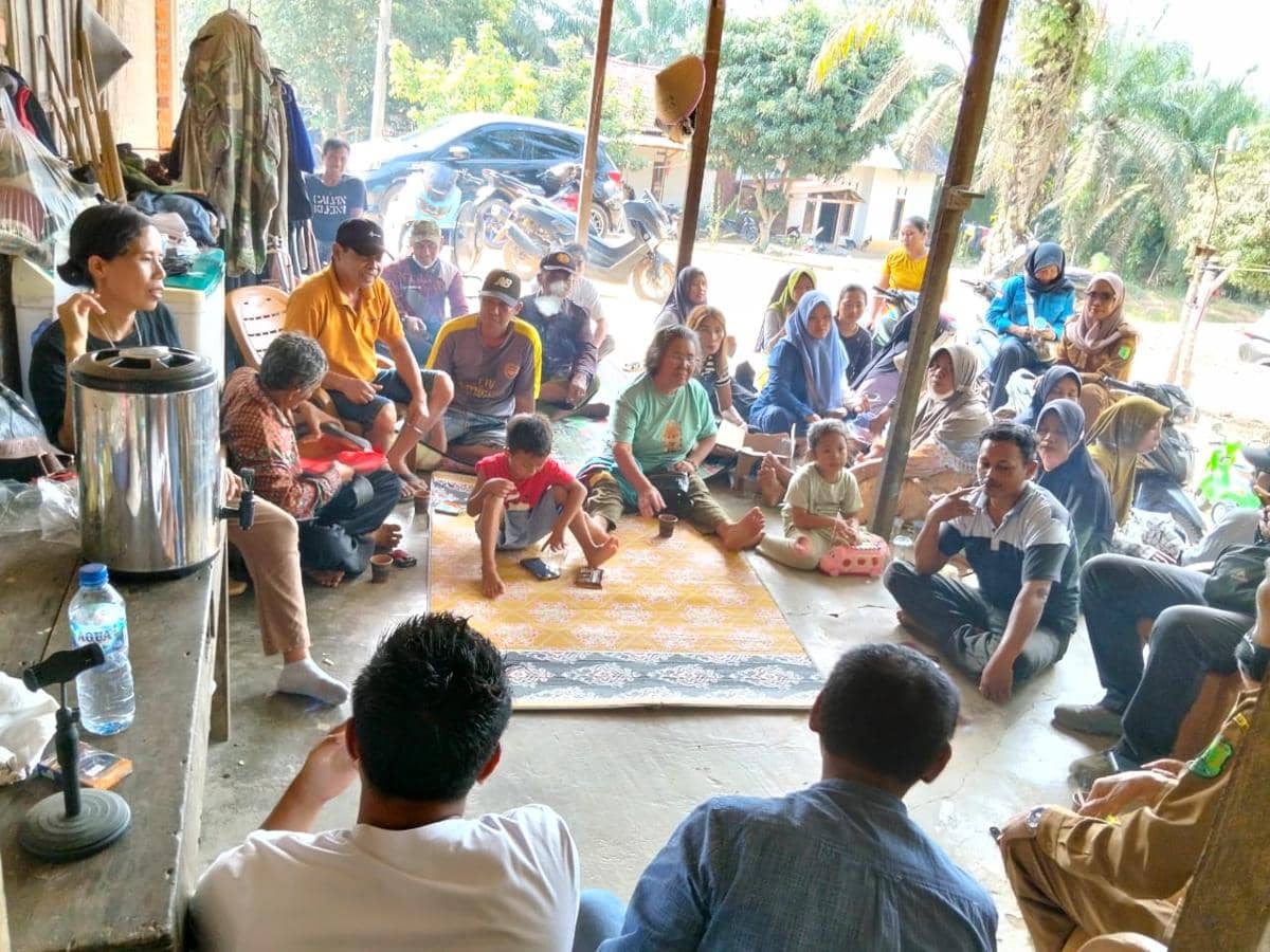 Para petani Desa Sidomulyo, Kecamatan Tungkal Jaya melakukan protes karena tidak bisa memasuki wilayah perkebunan mereka.