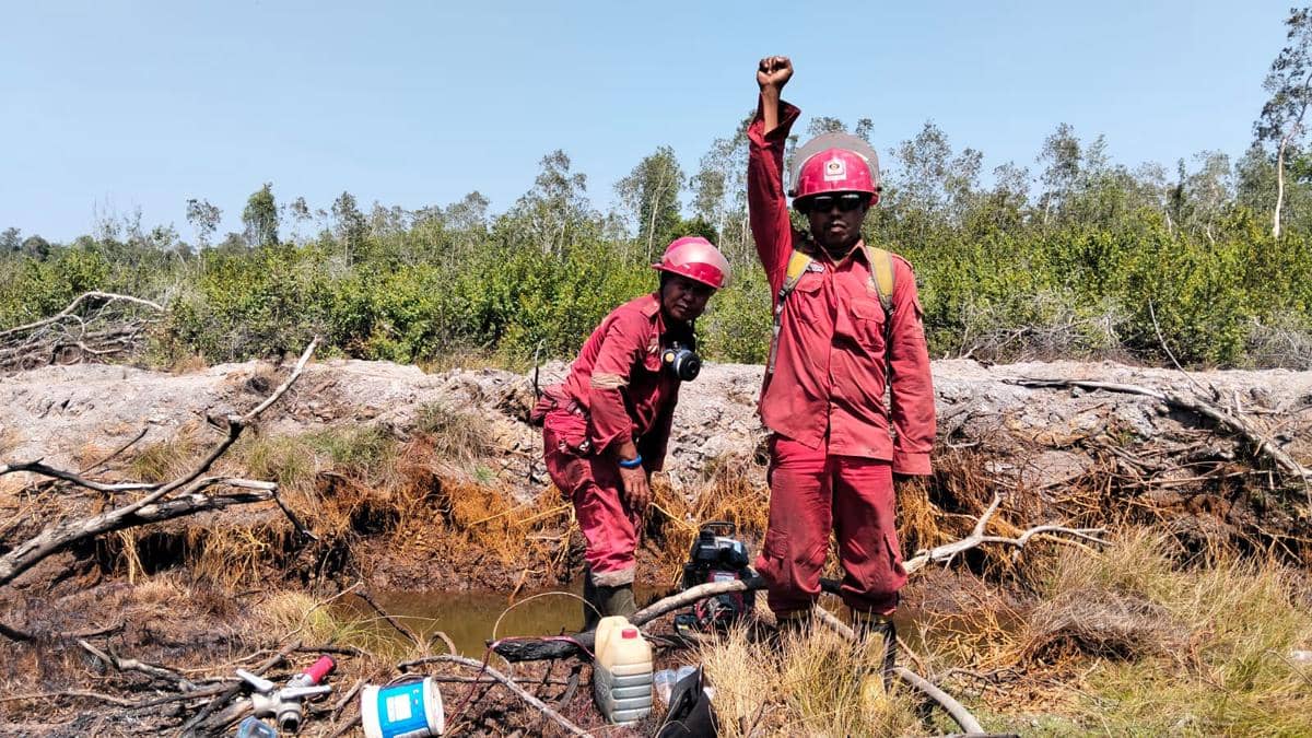Tim Manggala Agni Daops Sumatra XV/Muba saat mencari sumber air untuk pemadaman karhutla di Muara Medak.