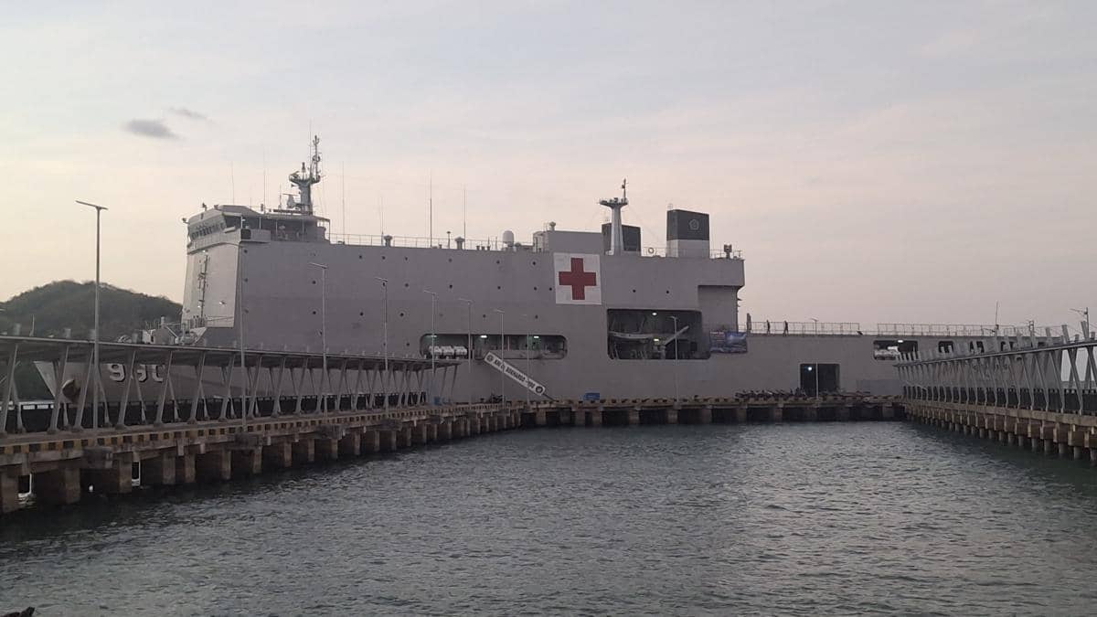 KRI dr. Soeharso tiba di Manggarai, Bantu Penanganan Korban Gempa