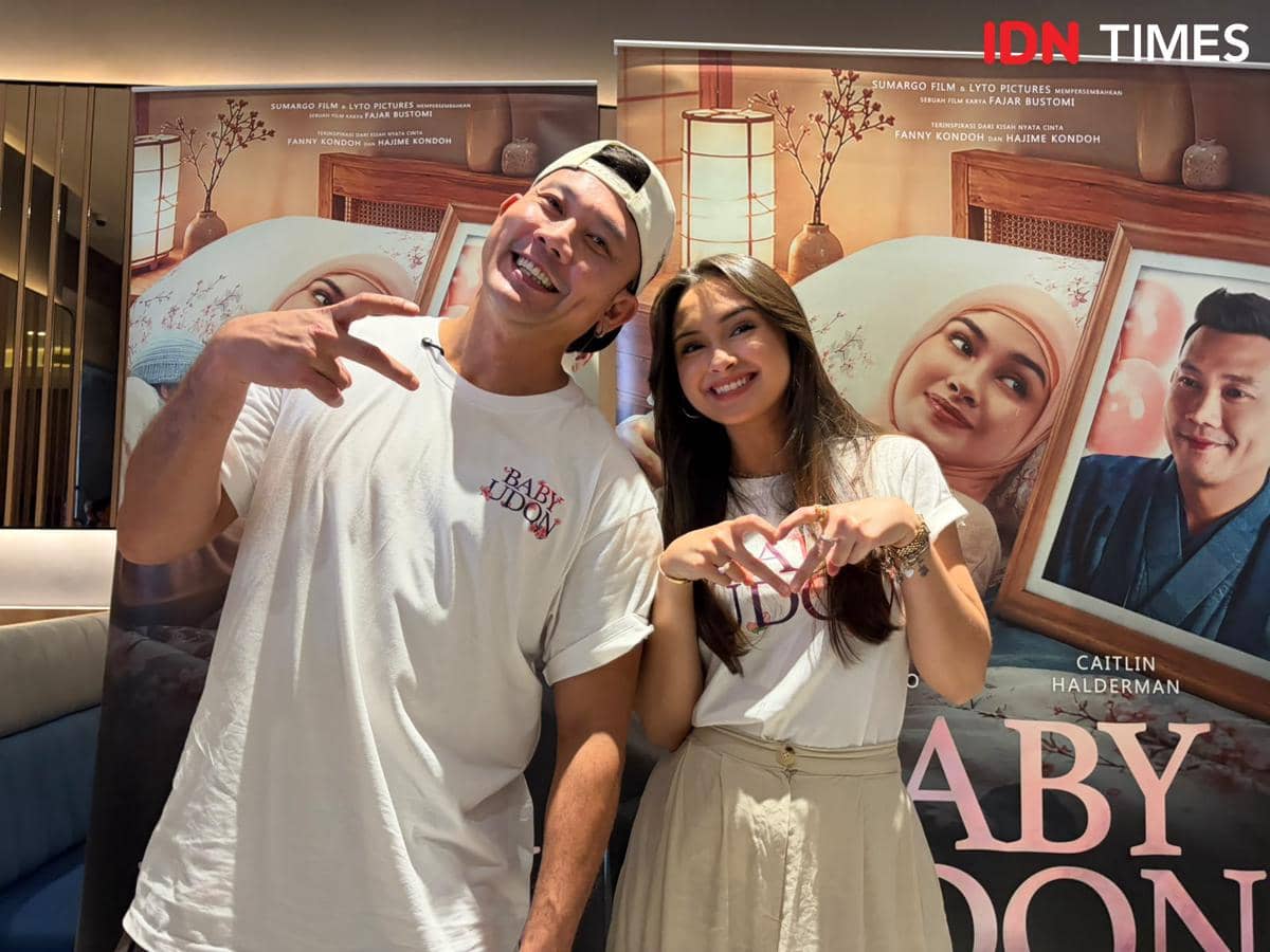 Denny Sumargo dan Caitlin Halderman berpose bersama saat screening film Baby Udon di Medan pada Minggu, 23 Agustus 2026.