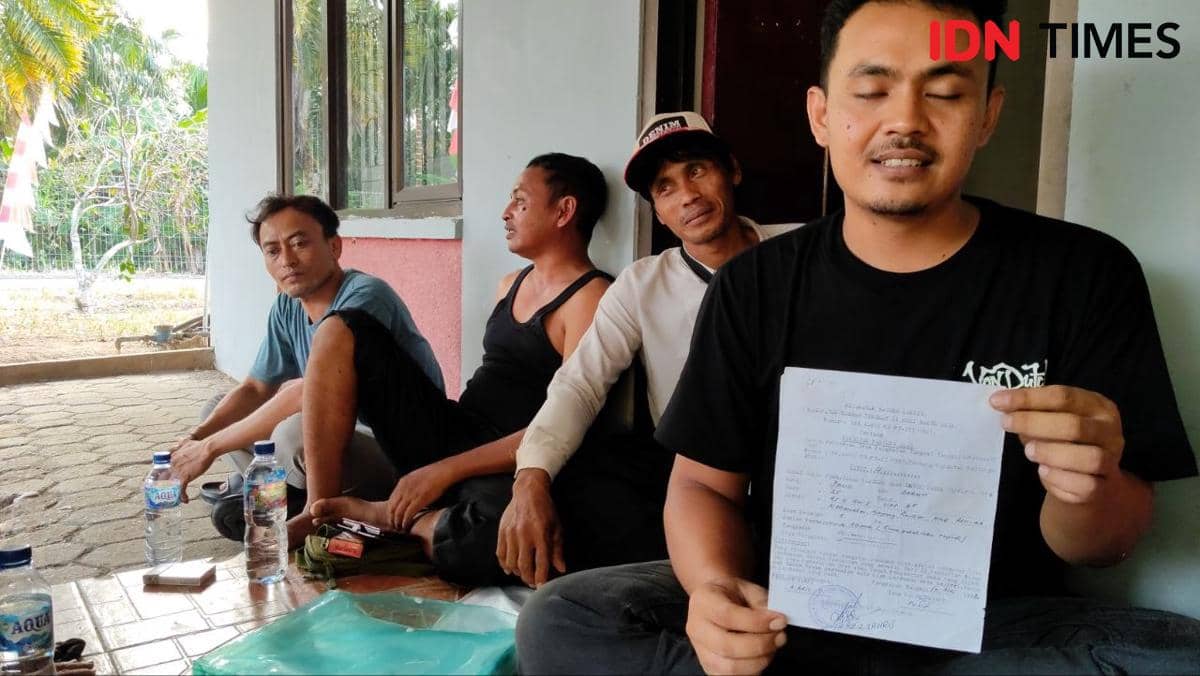 Umar dan ketiga warga lainnya yang kini ditetapkan tersangka saat menunjukkan bukti kepemilikan lahan berupa Pancung Alas.