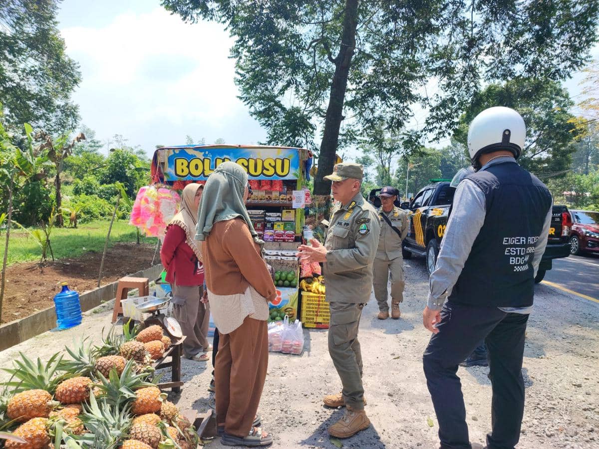 Satpol PP Tertibkan Lagi Pedagang Sepanjang Jalan Raya Bandung-Subang