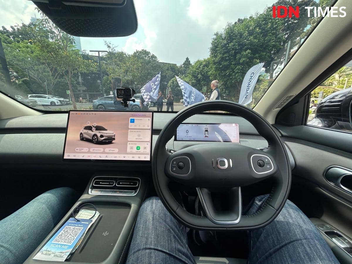 Interior Changan Nevo Q05 dengan dasbor modern, setir multifungsi, layar digital, dan konsol tengah berwarna gelap.