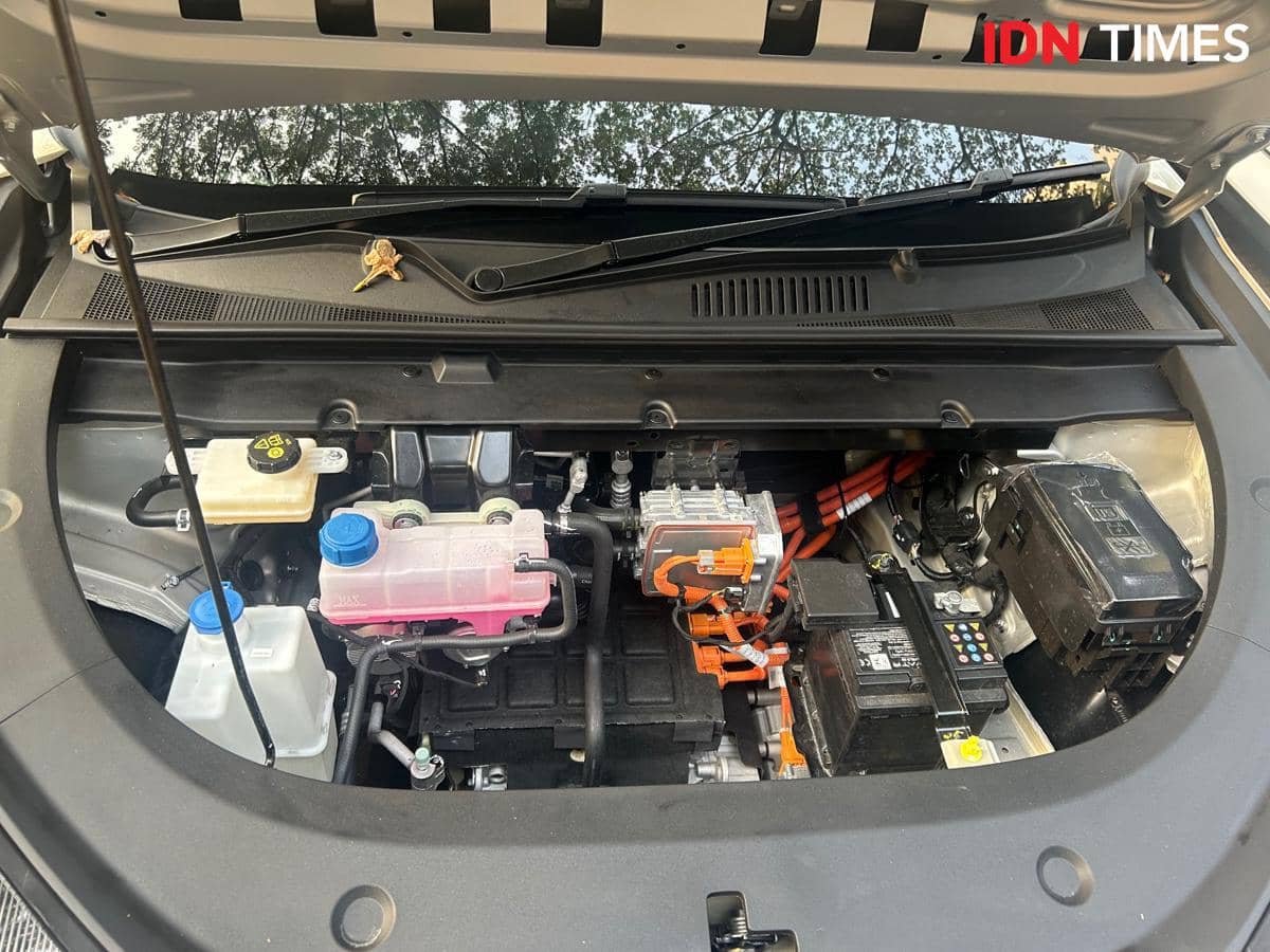 Motor listrik Nevo Q05, kendaraan roda dua bertenaga listrik dengan tampilan skuter modern, berada dalam sorotan.