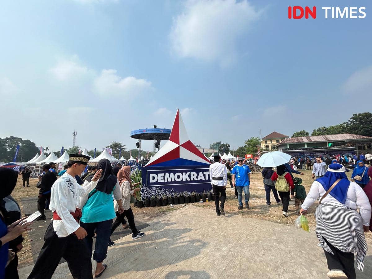 Suasana peserta dalam lomba rakyat sebagai bagian dari rangkaian perayaan HUT ke-81 Republik Indonesia.