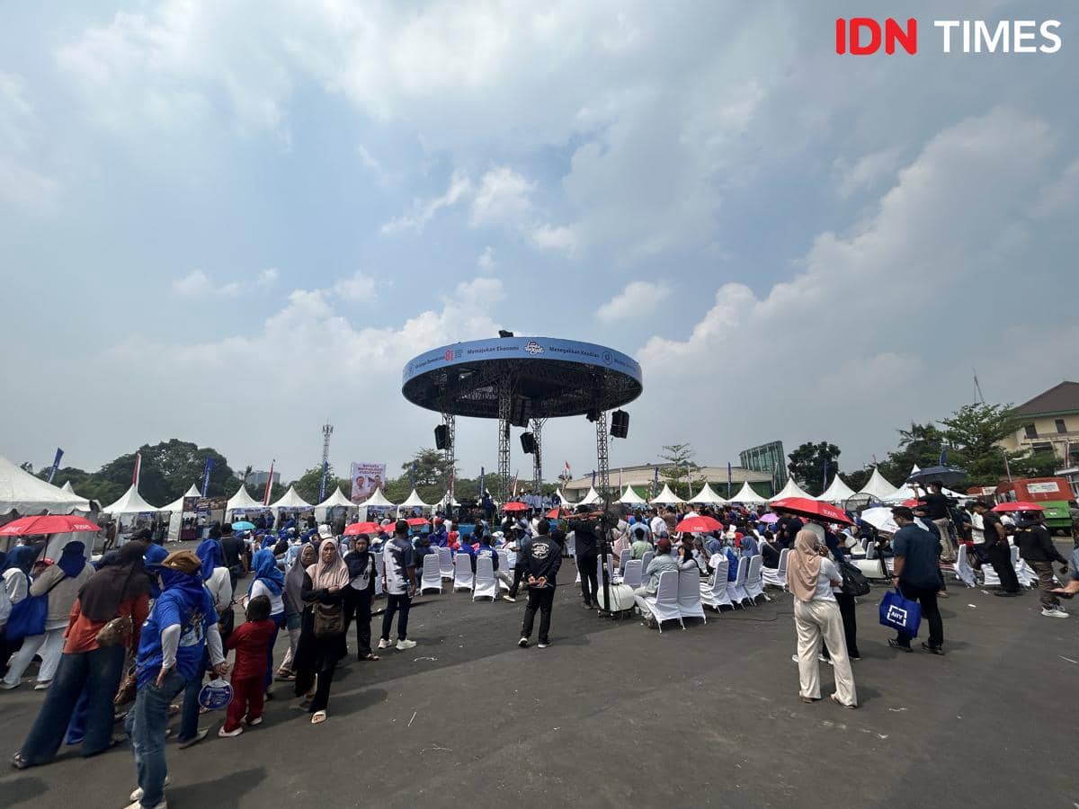 Peserta mengikuti lomba rakyat yang diselenggarakan Partai Demokrat dalam suasana meriah di area kegiatan.