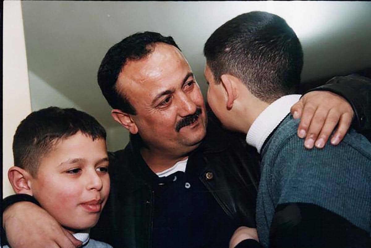 Marwan Barghouti (tengah) sedang bersama dua anak laki-lakinya.