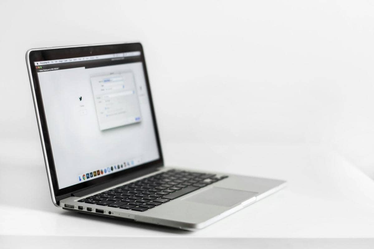 ilustrasi laptop dengan layar TN