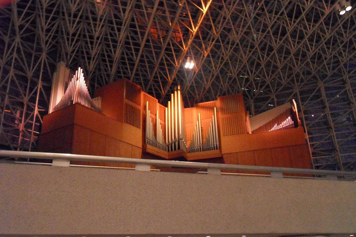 potret instrumen pipe organ Hazel-Wright Organ di tahun 2009 sebelum gereja direstorasi menjadi Christ Cathedral