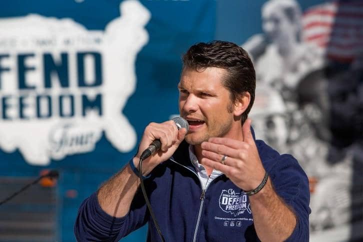 Pete Hegseth sedang berbicara kepada banyak orang.