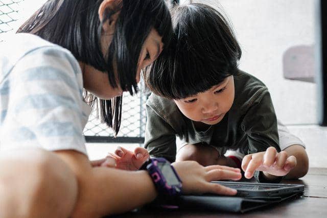 5 Cara Membatasi Screen Time Anak Tanpa Tantrum