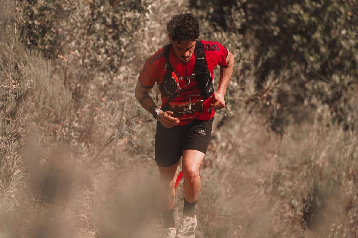 ilustrasi pria trail run