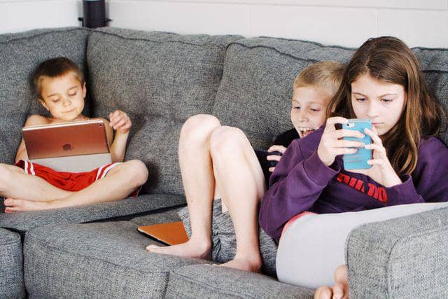 Ilustrasi jadwal screen time pada anak