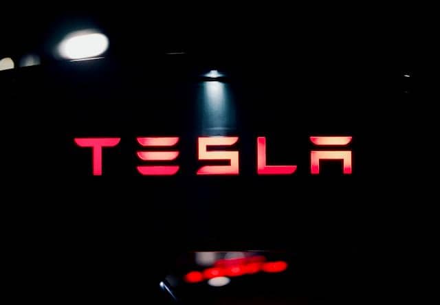 ilustrasi logo Tesla